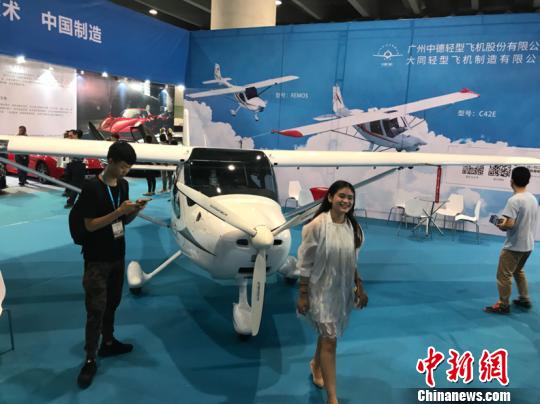 輕型飛機(jī)引來觀眾合影 索有為 攝 輕型飛機(jī)引來觀眾合影 索有為 攝