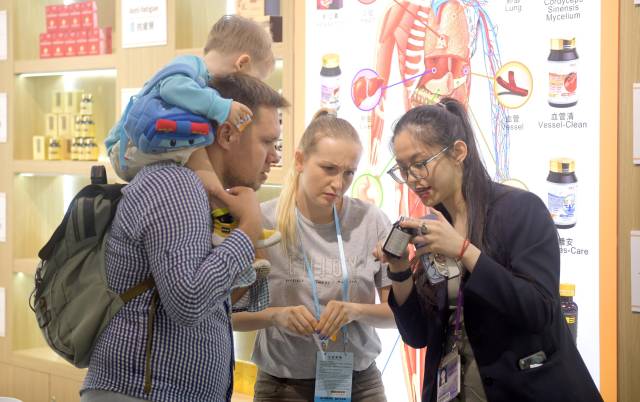 資料圖片：客商在廣交會上參觀選購商品。（新華社發(fā)）